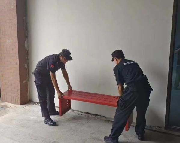 C:/Users/BA/Desktop/風(fēng)雨過后南京保安迅速行動(dòng)，恢復(fù)安“寧”面貌/6.jpg6