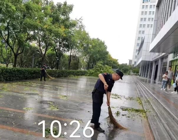 C:/Users/BA/Desktop/風(fēng)雨過后南京保安迅速行動(dòng)，恢復(fù)安“寧”面貌/5.jpg5