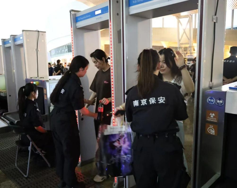 C:/Users/Administrator/Desktop/“安保鐵軍、硬核保障”2024系列報道四十二——南京市保安服務(wù)有限公司成功護航張碧晨「今兒個開心」十周年巡回演唱會南京站安保任務(wù)/2.jpg2